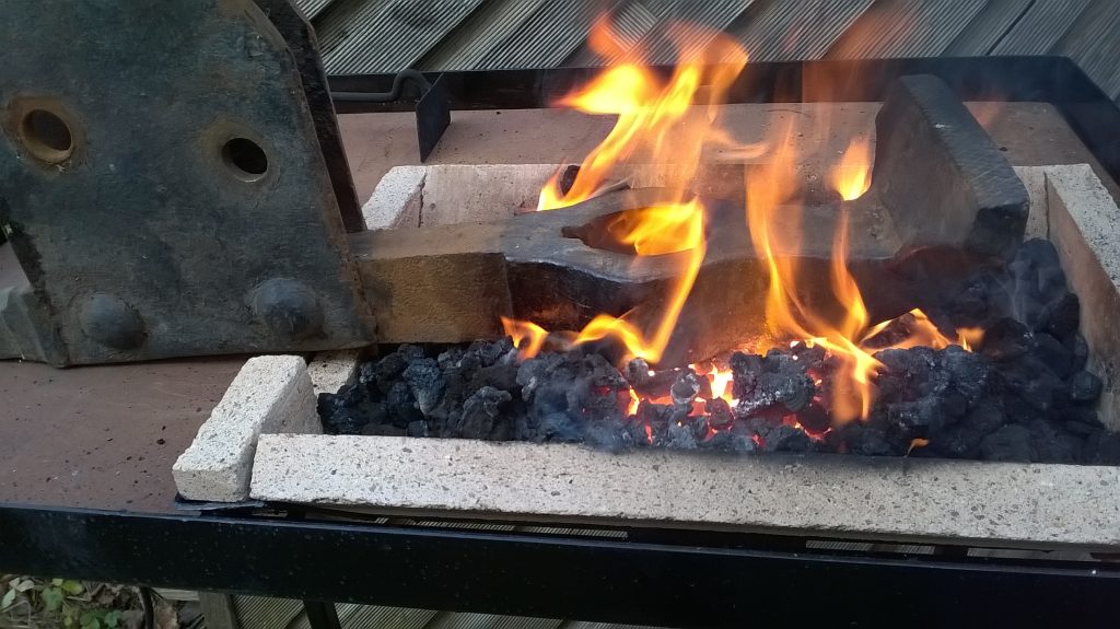 Feuerstelle mit Metall